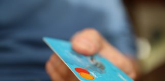Jak zareklamować transakcję kartą bankomatową?