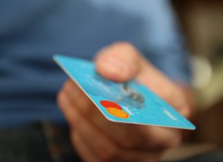Jak zareklamować transakcję kartą bankomatową?